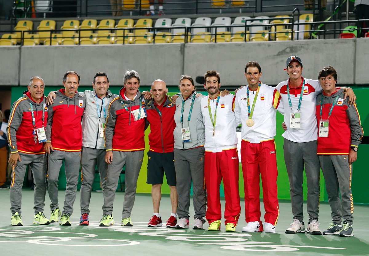 Foto de familia del grupo de la <a href="/RFETenis/">Tenis España</a> tras la medalla de oro de dobles de los JJOO de Río lograda por los jugadores del <a href="/rctb1899/">RCT Barcelona-1899</a> Rafael Nadal <a href="/RafaelNadal/">Rafa Nadal</a> y Marc López <a href="/marclopeztarres/">marc lopez tarres</a>