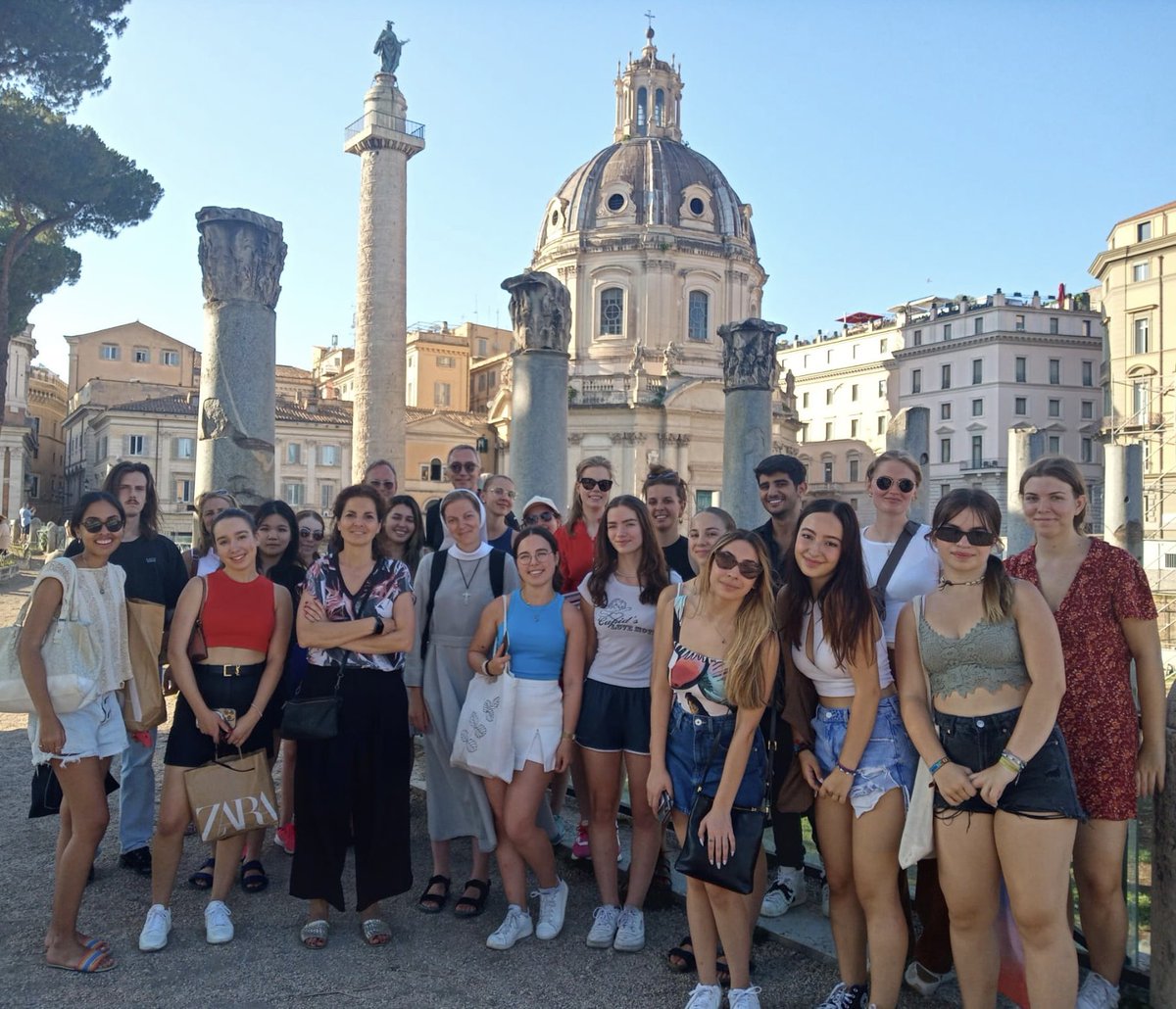 Alla Dilit il mondo si raccoglie e parla in italiano. 
I nostri studenti arrivano da ogni angolo del pianeta e le nostre classi risuonano di voci e storie uniche. 
Grazie a ognuno di voi per rendere speciale la nostra scuola. ❤️