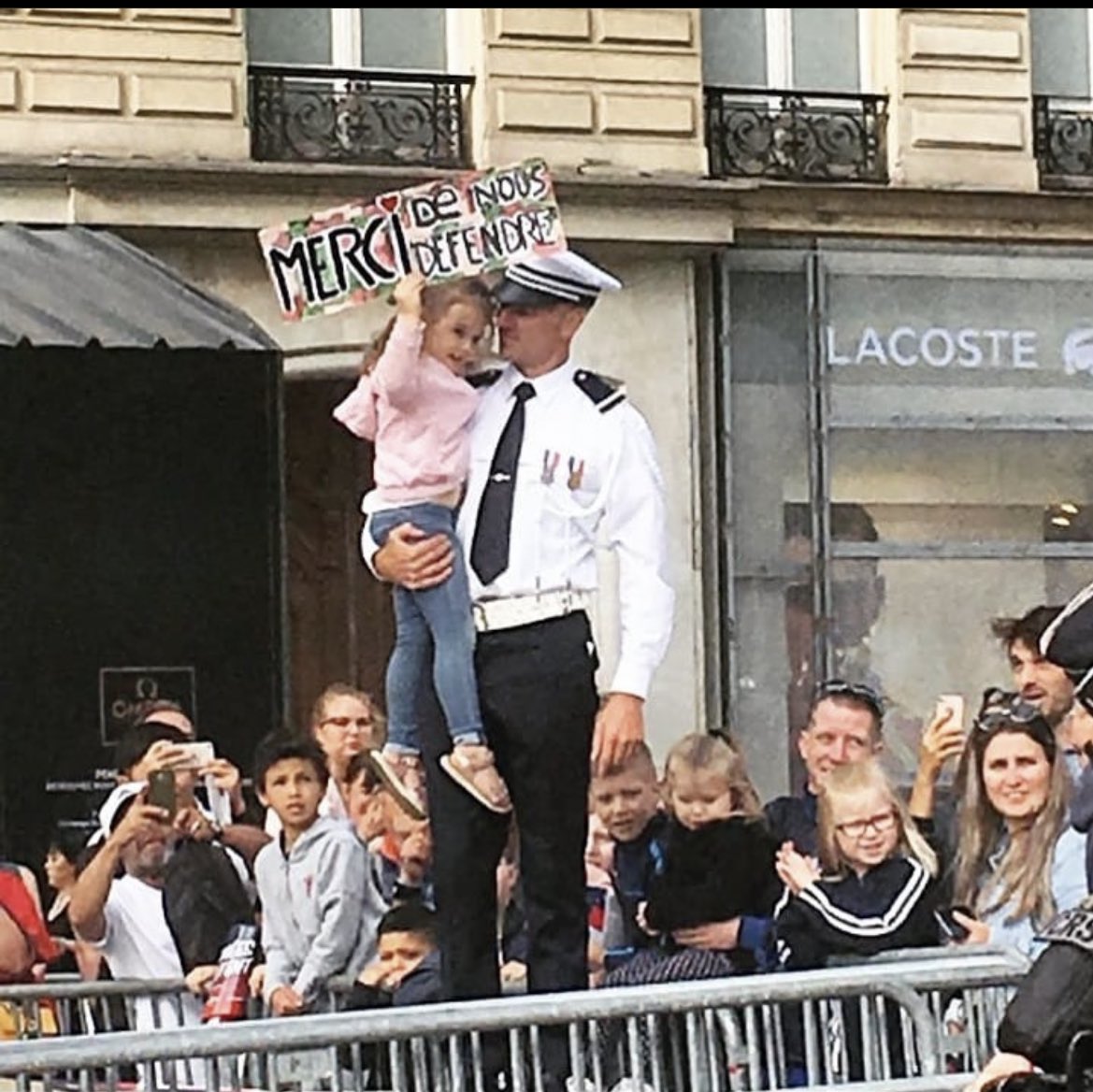 Est-ce la même petite-fille qui avait posé mon collègue Fauremidable, il y a de cela 4 ans déjà ? #PoliceNationale #14Juillet