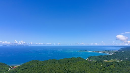 JTA_Official_jp's tweet image. はいたい！ぐすーよーちゅううがなびら🥰

今日7/17は海の日です🏝️💙
皆さまぜひJTAに乗って綺麗な海を見に来てください🩵😊

#JTA
#DroneProject
#海の日