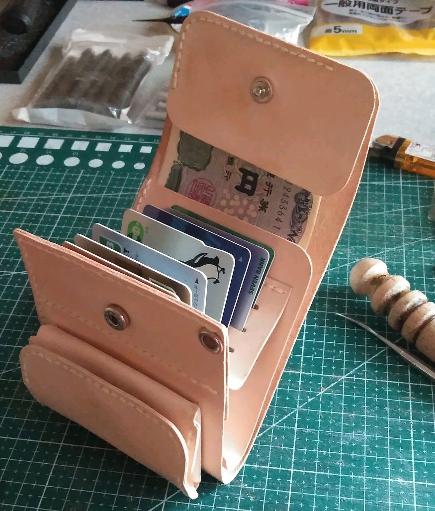 Miisha2017's tweet photo. 初めてヌメ革生成りで作ってみました
張りのある革で作りやすいですね！
#ハンドメイド
#レザークラフト 
#財布 https://t.co/3NymKE9MBe