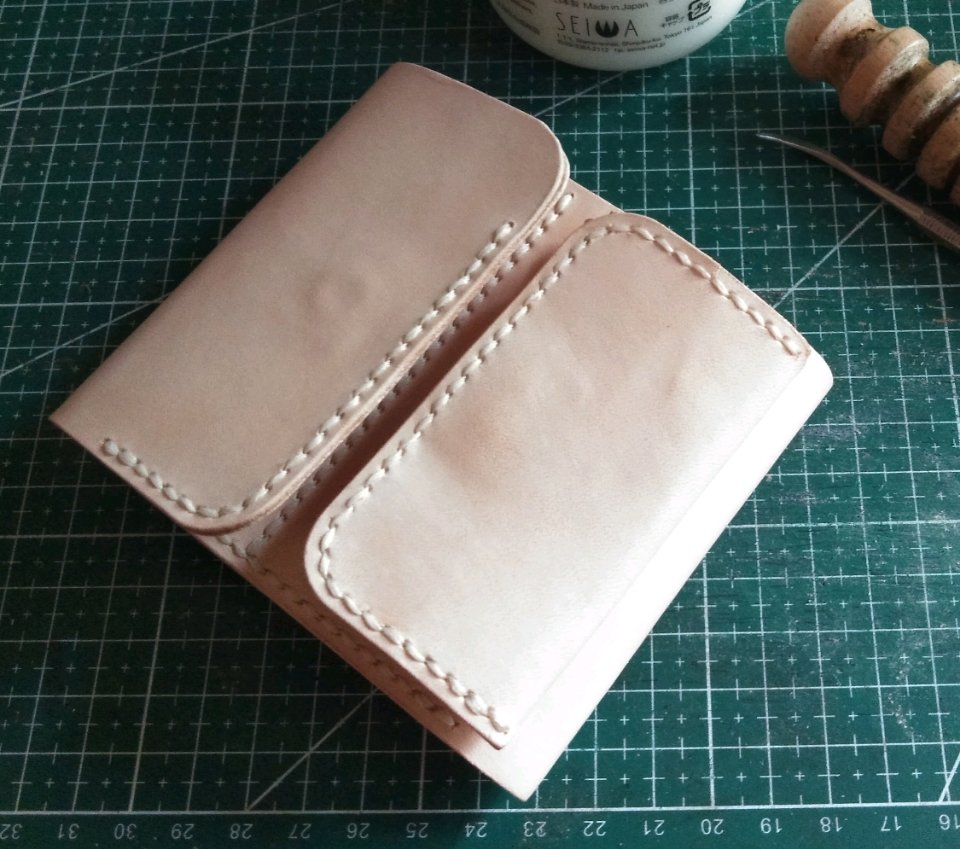 Miisha2017's tweet photo. 初めてヌメ革生成りで作ってみました
張りのある革で作りやすいですね！
#ハンドメイド
#レザークラフト 
#財布 https://t.co/3NymKE9MBe
