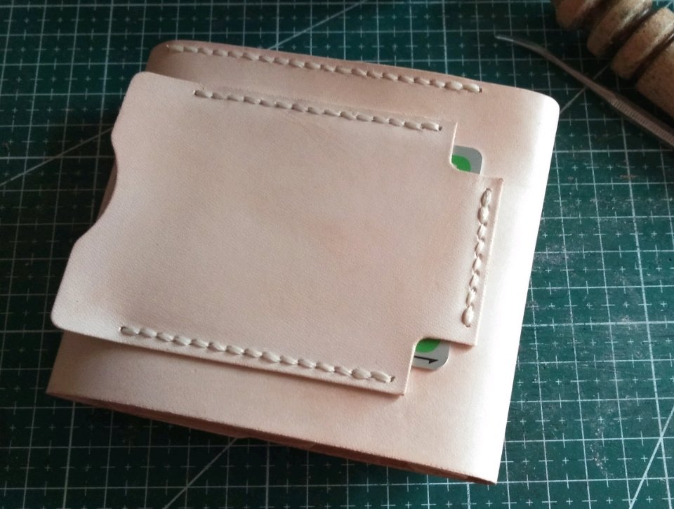 Miisha2017's tweet photo. 初めてヌメ革生成りで作ってみました
張りのある革で作りやすいですね！
#ハンドメイド
#レザークラフト 
#財布 https://t.co/3NymKE9MBe