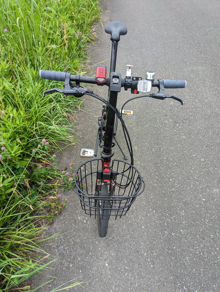 deresuke6's tweet photo. カゴをつけるか、つけないかそれなが悩みでしたがとりあえずつけてみた。フォークの上のだほ穴にアタッチメントつけて、かごをワンタッチでつけられるが、ハンドルきってもかごは真っすぐでなれるまで気持ち悪い。
#DAHON
#k3
#カスタム
#RIXEN &amp; KAUL https://t.co/pPwPVjFjGb