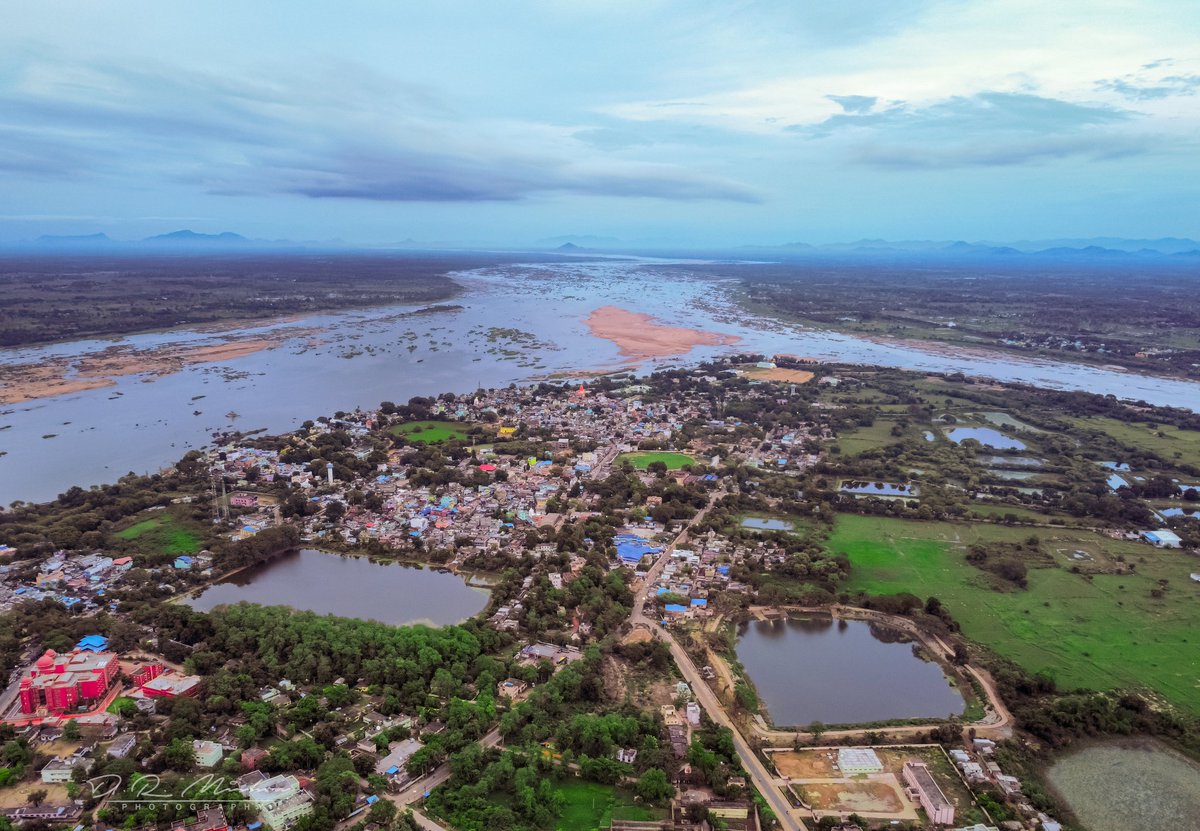 Abolinaravane's tweet photo. Subarnapur ♥️
Confluence of rivers Mahanadi and Tel.
Picture Credit: @dineshranjan https://t.co/EldiZAnScw