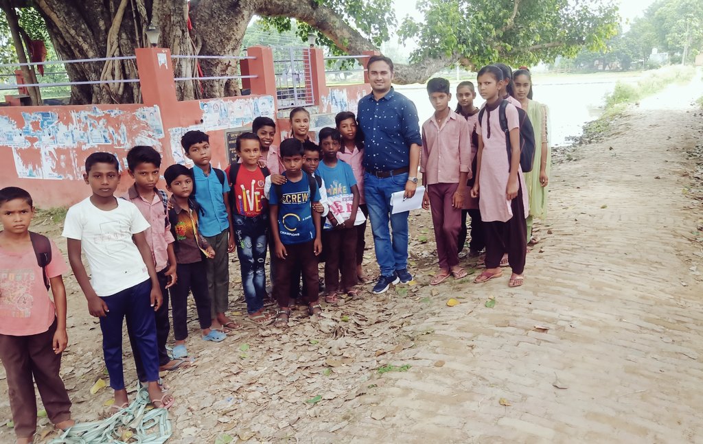 DIOSKanpurNagar's tweet photo. ये बच्चे कभी स्कूल नहीं आते थे। बगल में रेलवे लाइन होने के कारण ट्रेन में पानी बेचने का कार्य करते हैं। अभिभावक भी बच्चों के आगे बेबस। शिक्षक के द्वारा बेहतरीन प्रयास करते हुए सभी को स्कूल पुनः विद्यालय बुलाया गया।
#SchoolChaloAbhiyanUP 
@basicshiksha_up 
@CdoPrayagraj https://t.co/jiTz3exXnt