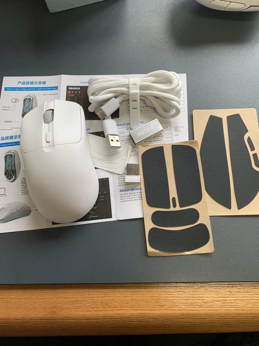 てなわけでphylina s450着弾
同梱品はケーブル、レシーバー、同じ説明書が２枚、めっちゃ滑るグリップテープ、替えソール1セット。
ソールの出っ張りが薄すぎて底面が擦れてます(!?)、僕のcerapad kinの端っこにちょっと傷がついてしまった。。。