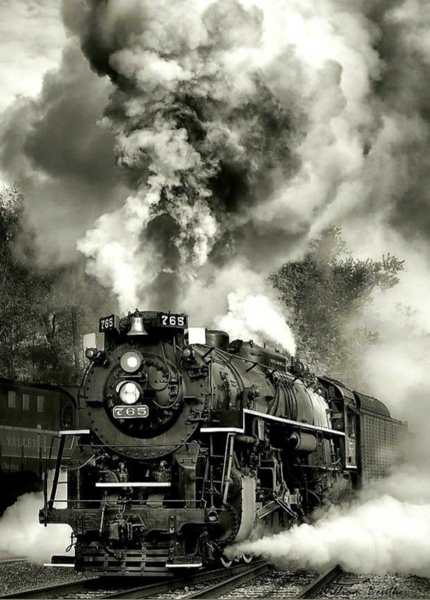 vuckozr's tweet photo. Vozovi razdvajaju ljude...🚂🚂🚂

"Drukcije navike, drukciji ljudi daleka tutnjava voza ponekad sudbina surovo sudi konobar, jos jedna loza  Jednim pogledom dodirujem tugu secanja opet se bude ja vise ne smem da gledam niz prugu vozovi razdvajaju ljude..." https://t.co/f3WBongRb8