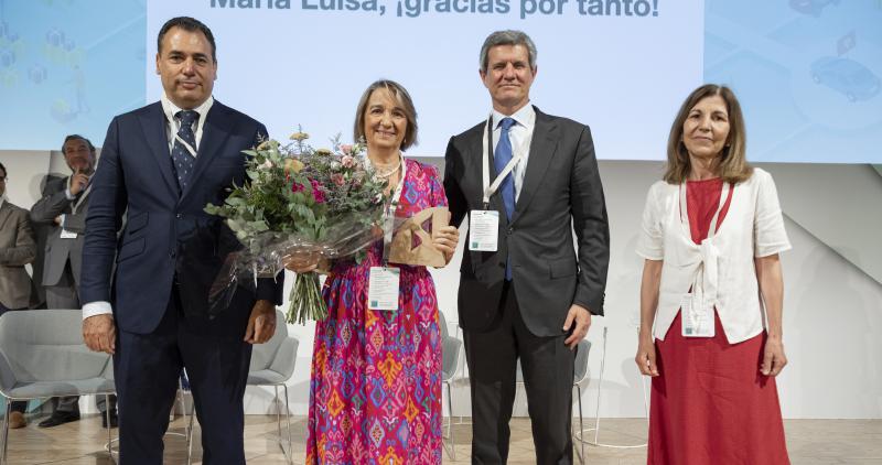 sernauto's tweet photo. 😊¡Gracias por tanto, María Luisa! La directora de RR.II. e Innovación de @Sernauto, María Luisa Soria, se jubila el 31 de julio.  Desde la Asociación de Proveedores de Automoción queremos reconocer su extraordinaria labor y contribución al sector.
📰👉🏽https://t.co/D3LwJoRirr https://t.co/qpZKqIhJWi