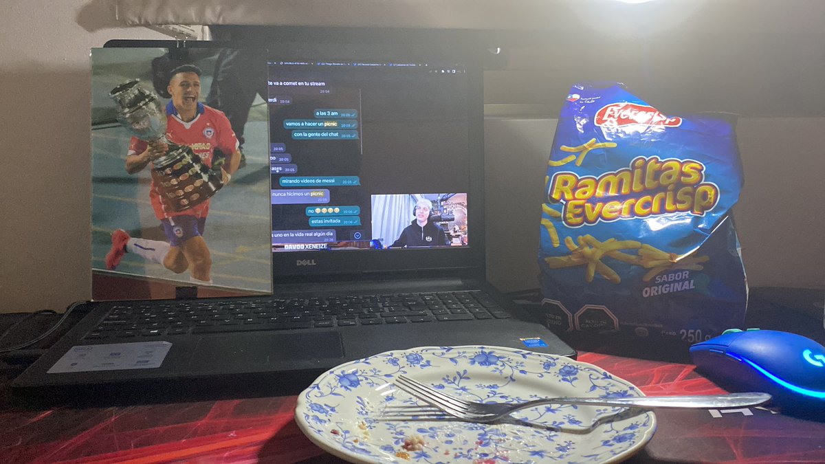 Baeza_mars's tweet photo. #Picniccondavo
Aquí con el más grande viendo al Davo wei un crack https://t.co/mmz4v53SYs