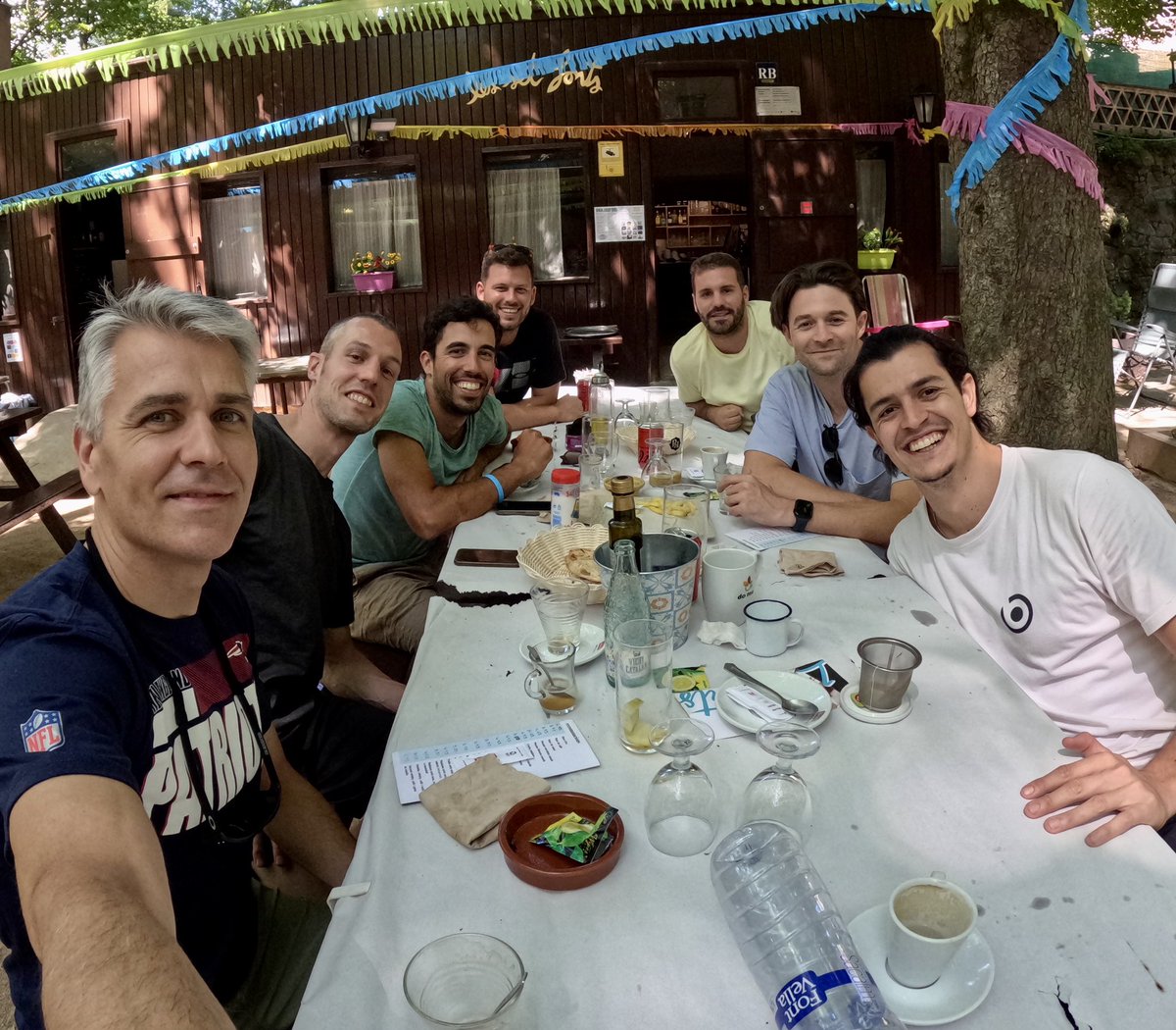 Ahir vam tancar l’activitat 22/23 del nostre PDI amb una activitat de natura i teamworking a <a href="/La_Selvaventura/">Selva de l'Aventura</a> i un magnífic dinar amb part del nostre equip a Les Set Fonts. Ara toca carregar 🔋 descansar i tornar amb energies renovades al setembre 😁 #ensagradaelquefem