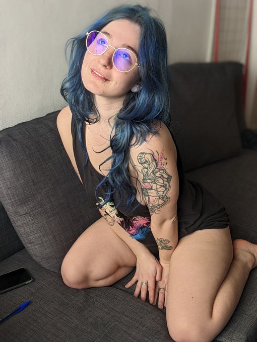 POV : je m'appr&ecirc;te &agrave; te supplier de gicler ton gros jus partout sur mon visage 🥺 https://t.co/wzzJA6