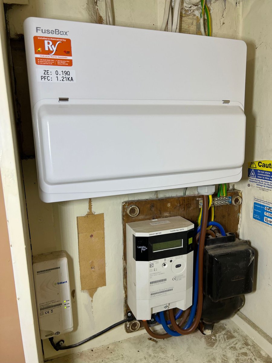 The_RyGroup's tweet image. New fuse board supplied and fitted by the electrical team at the rygroup. #ConsumerUnit #FuseBoard #Sparks #Electrics #Electricians #RyG #Ry #RyGroup #RyGas #RySparks #RyBuild 🍊🚚💡🔌