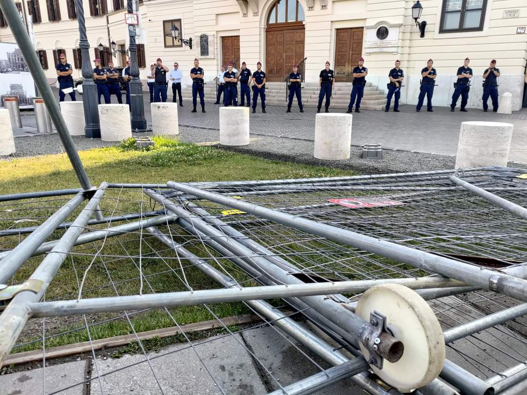 Today, together with the politicians and activists of the Momentum Movement, we dismantled the false cordons of power for the eighth time in front of the Carmelite Monastery.