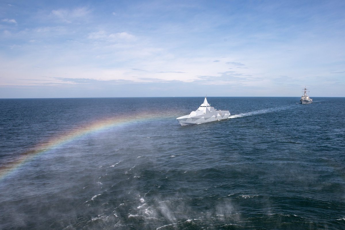 Demonstrating #NavyPartnerships during #NeptuneStrike 23.2! 🇸🇪🤝🇺🇸

@USNavy 🇺🇸 Arleigh Burke-class destroyer #USSRoosevelt (DDG 80) sailed with @Forsvarsmakten 🇸🇪 Visby-class corvette HSwMS Härnösand (K 33) in the Baltic Sea, July 12.

#StrongerTogether