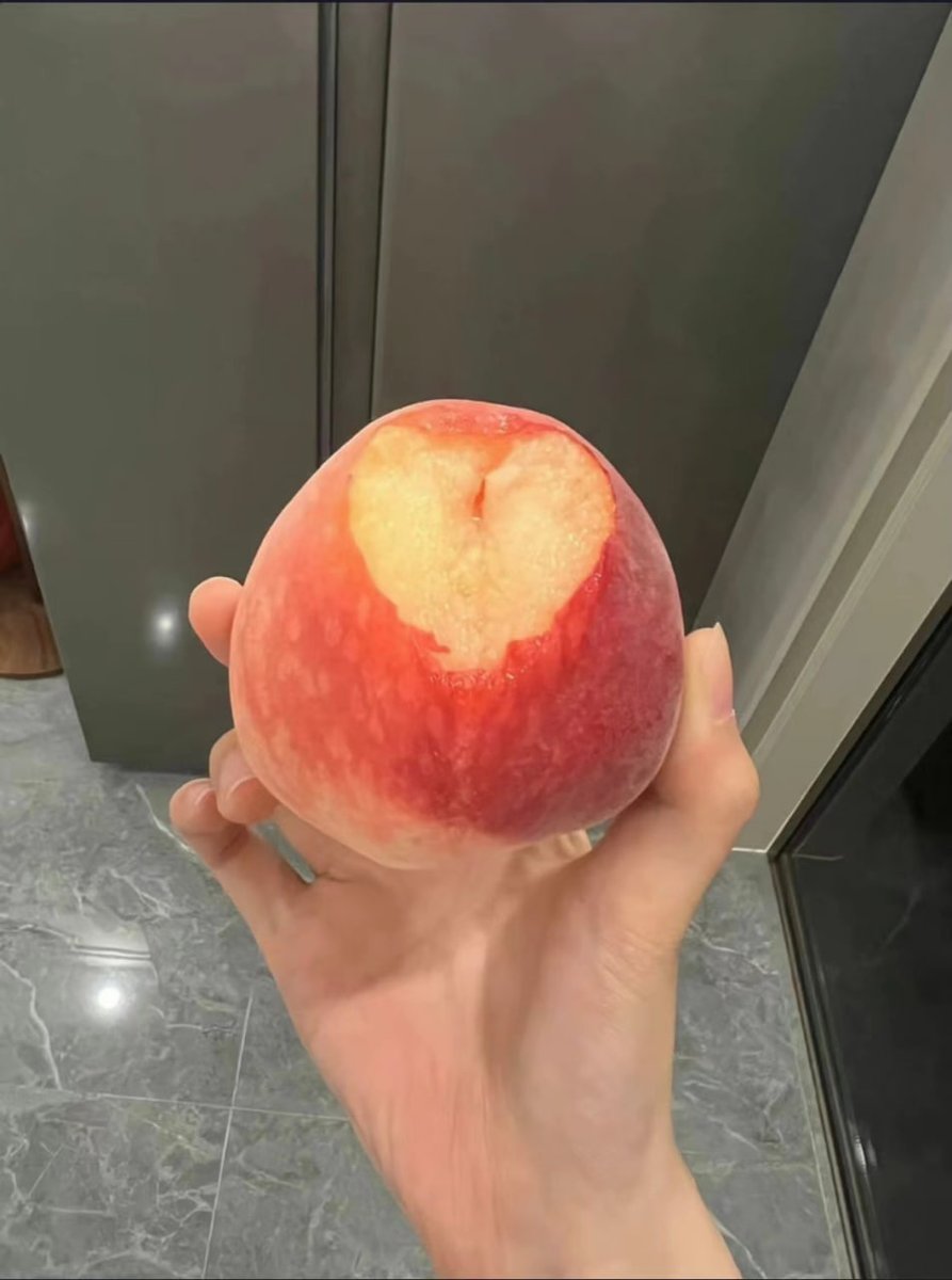 把桃子吃成愛心型  在給哥哥吃哥哥會嫌棄小小的口水嗎 XD https://t.co/fWDTz5Fe0B