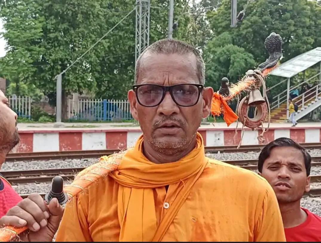 Shubhamshuklamp's tweet photo. यशस्वी जयसवाल के पिता भूपेंद्र जयसवाल जी हैं। जब ये कांवड़ यात्रा लेकर जा रहे हैं, तब इनके बेटे ने शतक मारकर परिवार के साथ देश का नाम रोशन किया है। बेटा अभी भी क्रिकेट मैदान पर टिका हुआ है। भदोही में रहने वाले भूपेंद्र जी ने बताया कि वो हर साल कांवड़ लेकर यात्रा पर जाते हैं। उन्होंने कहा भगवान महादेव का आर्शीवाद उनके परिवार के साथ है। पूरे समेत भदोही में खुशी का माहौल है।