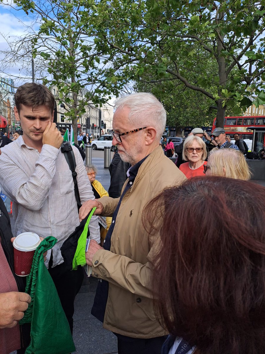 Last night hundreds went to Kings X to support the @RMTunion campaign to save ticket offices. @jeremycorbyn spoke as he does at such protests every day. What the MSM ignore is that at each event a stream of people thank him. He brings hope. He is the opposition. Solidarity.