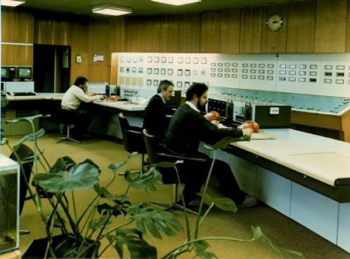 VNGAG's tweet image. Vom reinen Transportbetrieb zum Ferngas-Unternehmen: In den 1970ern erweitert der VEB Verbundnetz Gas sein Geschäft u. a. um die Gasspeicherung, Ferngasleitungssysteme mit Erdgas und automatisierte Anlagensteuerung. Zudem wird ein zentrales #Dispatching aufgebaut. #65yrsVNG