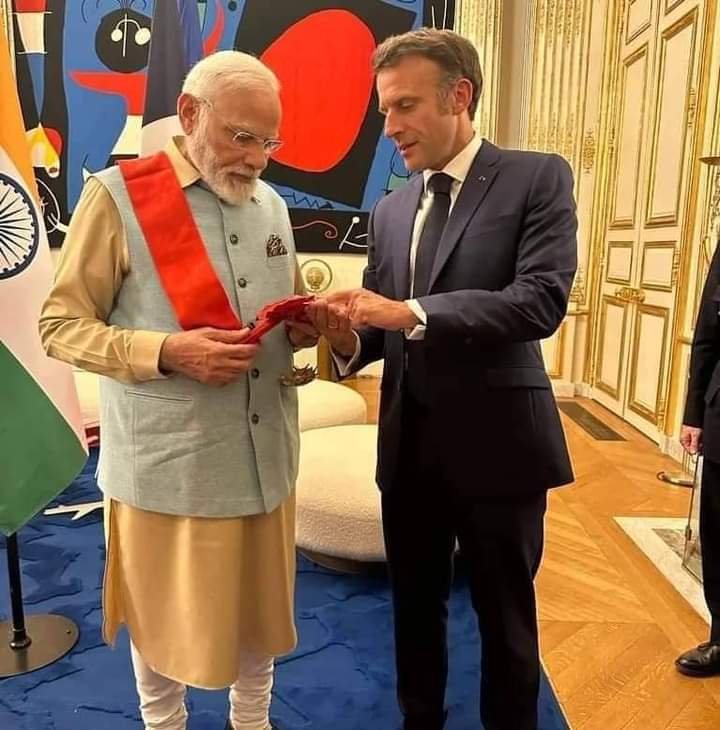 NarendraBJPRaj's tweet image. माननीय प्रधानमंत्री श्री नरेन्द्र मोदी जी को फ्रांस के राष्ट्रपति इमैनुएल मैक्रों ने देश के सर्वोच्च सम्मान &apos;ग्रैंड क्रॉस ऑफ द लीजन ऑफ ऑनर&apos; से सम्मानित किया।
#PMModiInParis  #PMOIndia  #NarendraModi @cpjoshiBJP @BJP4India @narendramodi