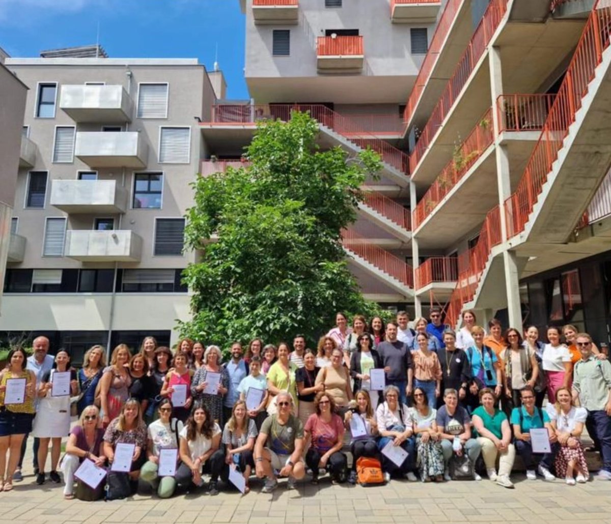 Durante nuestra estancia en Viena hemos conocido su sistema educativo, hemos compartido experiencias con nuestros compañeros/as  y aprendido dinámicas de grupo interesantes en  Gleis 21 que enriquecen nuestra labor como docentes.
<a href="/EUErasmusPlus/">Erasmus+</a> <a href="/sepiegob/">SEPIE</a> <a href="/InnovaEducAr/">InnovaEducAr</a> <a href="/escuela21/">alejandra montes</a>