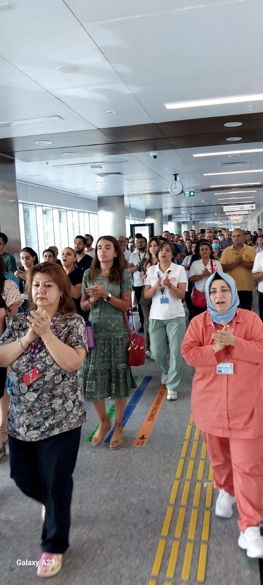 Santscium__os's tweet photo. Mersin Şehir Hastanesi’nde çalışan Çocuk Sağlığı ve Hastalıkları Uzmanı Dr Ali Tunç'a ve iki güvenlik görevlisi arkadaşımıza yapılan saldırıyı kınamak amacıyla Mersin Tabip Odası ve Sağlık Sendikaları basın açıklaması düzenlendi #SağlıktaŞiddetSonaErsin #YaşamakYaşatmakİstiyoruz https://t.co/W6mEdvPMtU
