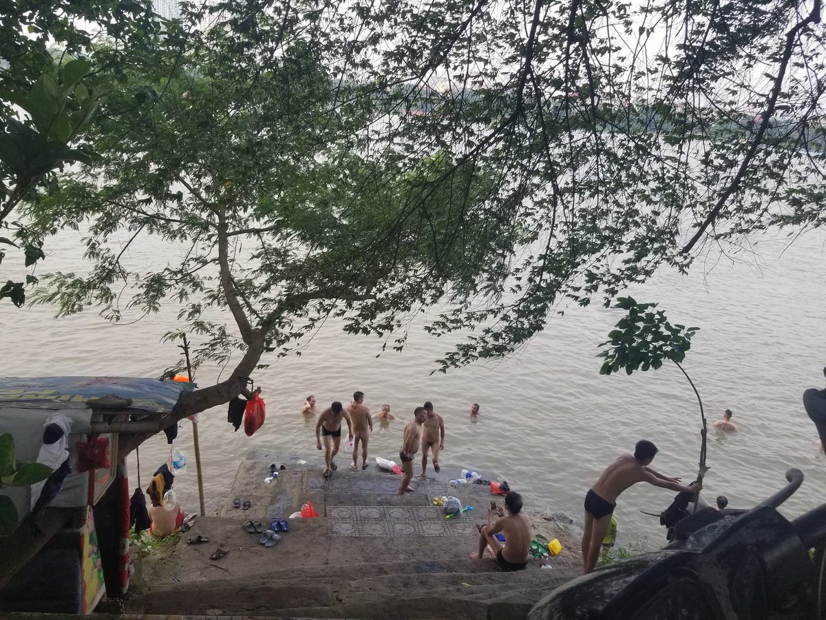 tam_song82962's tweet photo. Rộn ràng bờ sông tắm mát người

#nude #naked #nakedpublic #naturist #naturistbeach #exhibitionist #swimming #naturism #midageman #nudist #nudism #nudistboy #exhibtionism #exhibition https://t.co/BDkIFOlsx4