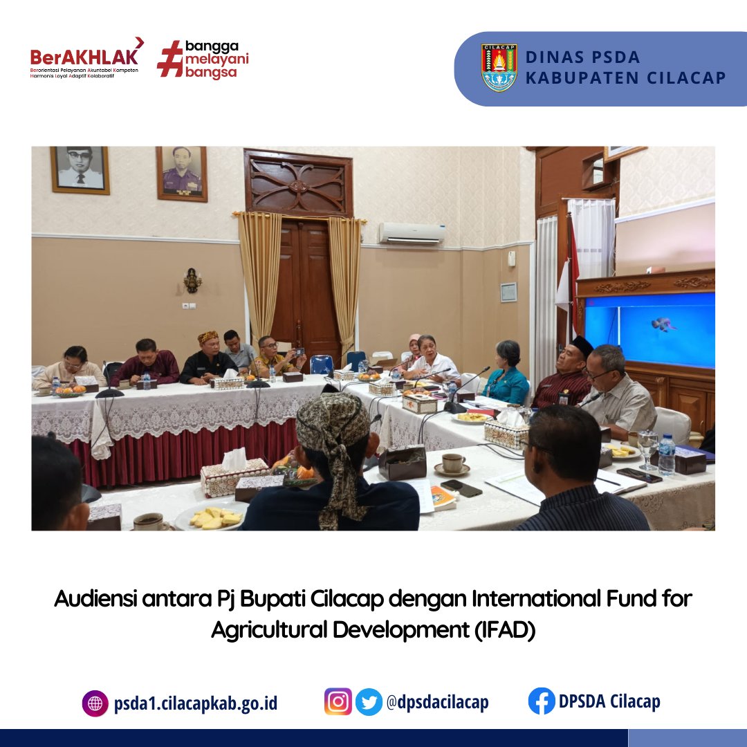 dpsdacilacap's tweet photo. Audiensi antara Pj Bupati Cilacap dengan International Fund for Agricultural Development (IFAD)
Bertempat di Ruang Prasanda Rumah Dinas Bupati Cilacap
Kamis, 13 Juli 2023
#psda
#psdacilacap
#dpsda
#cilacap
#kabupatencilacap
#cilacapbercahaya
#cilacapupdate https://t.co/fxtF8cvbNH