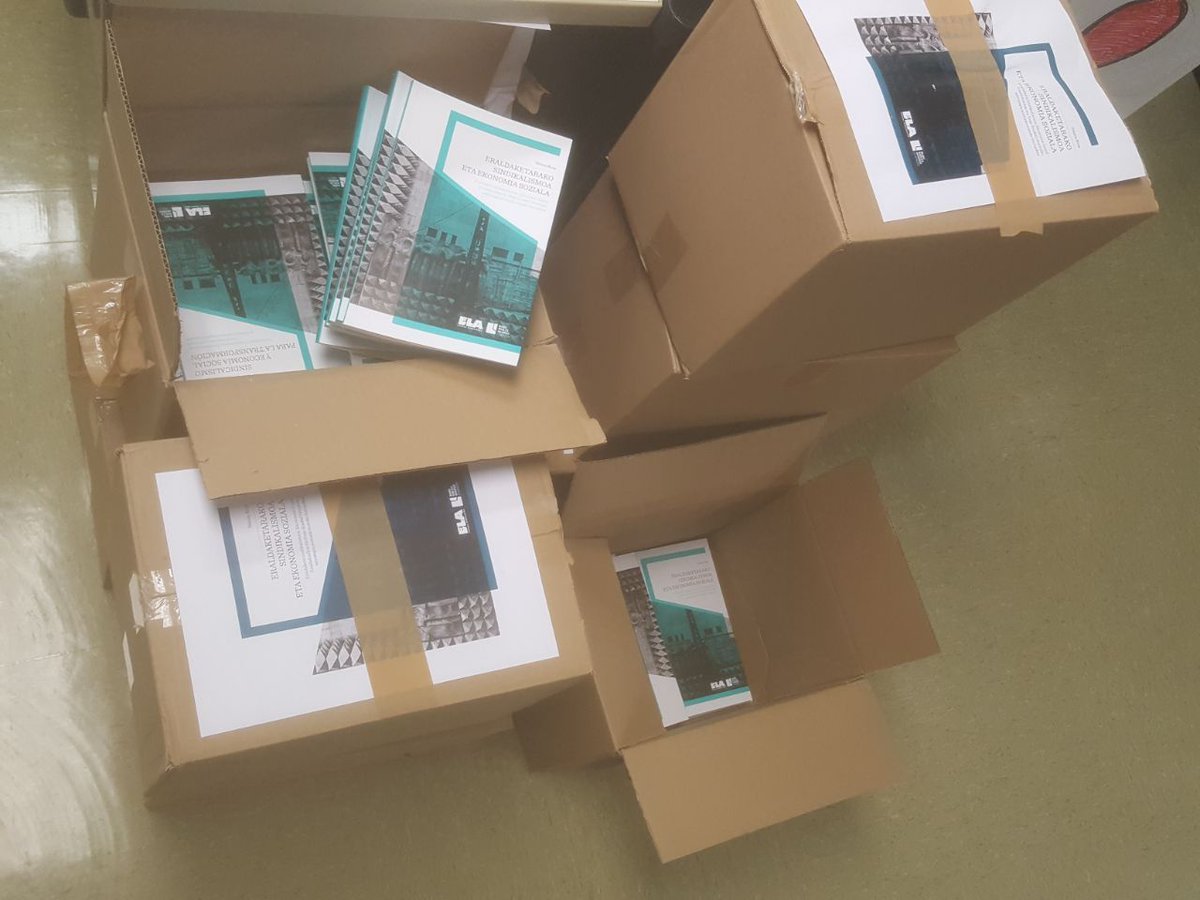 MRAFundazioa's tweet photo. Iritsi zaizkigu egoitzara @TalaiosKoop-en "Eraldaketarako sindikalismoa eta ekonomia soziala" liburuaren kutxak.
Udako oporretan irakurtzeko ale bat nahi duenak eskatu lasai 😎https://t.co/ohM3SPljRQ https://t.co/pv3HB7mVoD