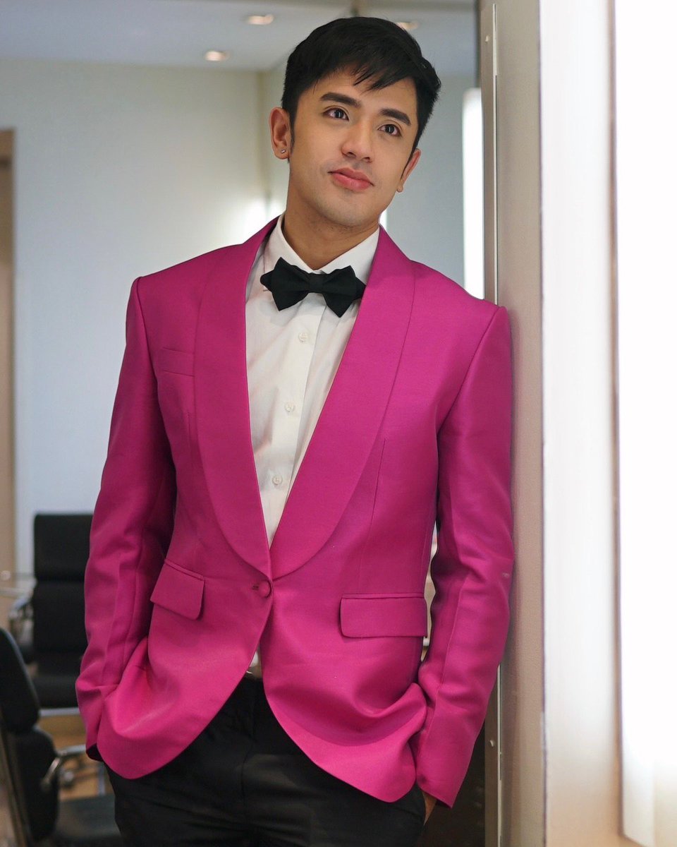Sparkle_GMA's tweet image. Handsome in pink. 💖

Pambansang Ginoo David Licauco captured everyone’s hearts as he serenaded the audience and the Miss Grand Philippines 2023 contestants at the pageant’s coronation night in MOA Arena last night ✨

#DavidLicauco