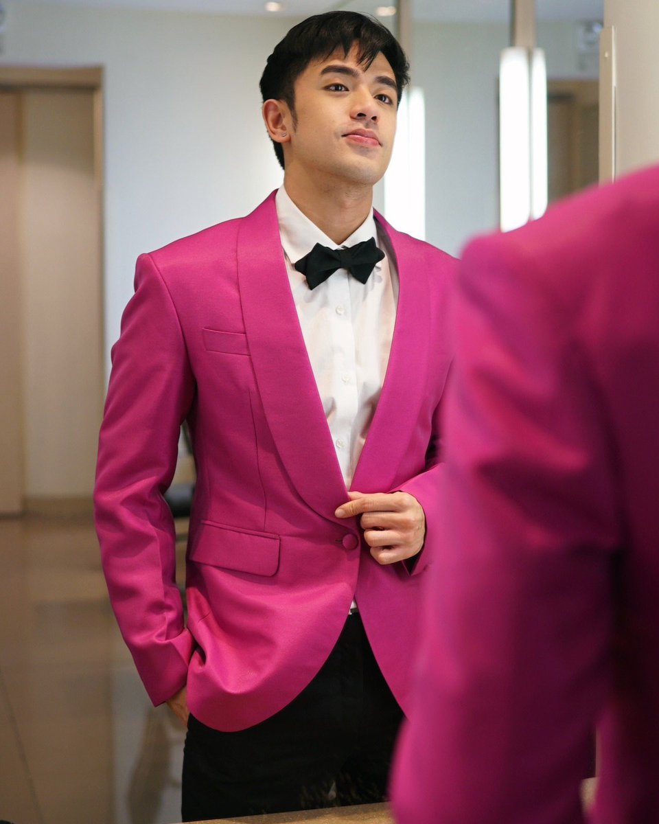 Sparkle_GMA's tweet image. Handsome in pink. 💖

Pambansang Ginoo David Licauco captured everyone’s hearts as he serenaded the audience and the Miss Grand Philippines 2023 contestants at the pageant’s coronation night in MOA Arena last night ✨

#DavidLicauco