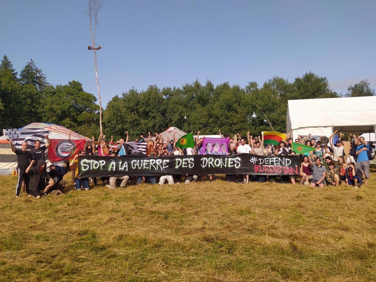 🔥Comrades from the #ZAD Notre-Dame-Des-Landes in #France sent us this solidarity picture! 

'Stop the drone war #DefendKurdistan'

#NDDL #Rojava #YPJ