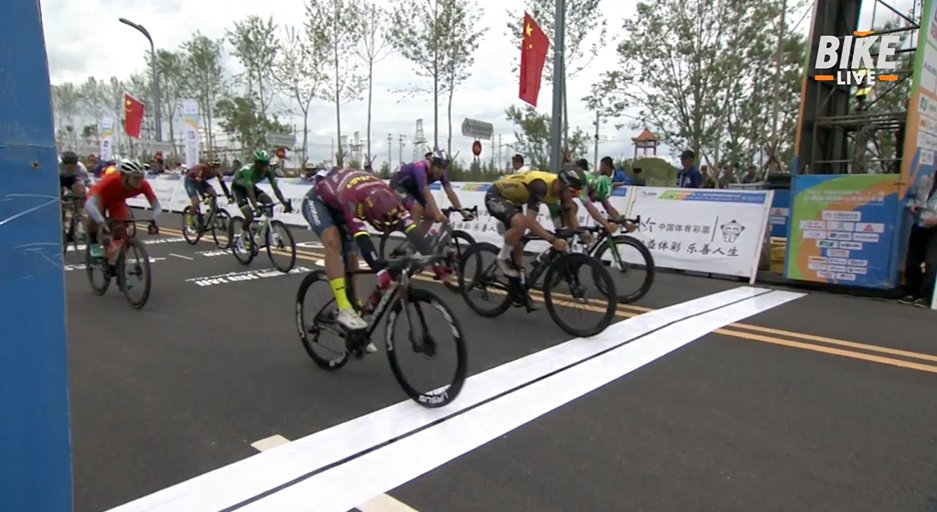 Volata equilibrata ed altra vittoria italiana al #TDQL2023: Attilio Viviani al photofinish 😎 su Dupont e Zanoncello.