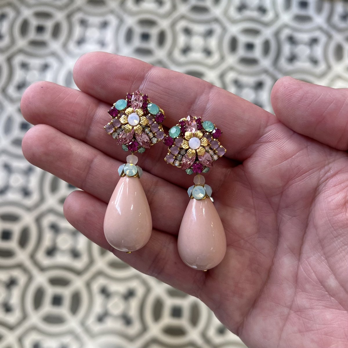Los #pendientes más 🔝🔝🔝 te esperan en nuestra boutique en calle GARCÍA ALIX, 9 de ALMERÍA ♥️😍♥️
.
.
Se realizan envíos a toda España. 
.
.
#airun #airuntocados #tocadosairun #complementos #tocado #tocadosartesanales #invitada #invitadaperfecta #pendientes #earrings