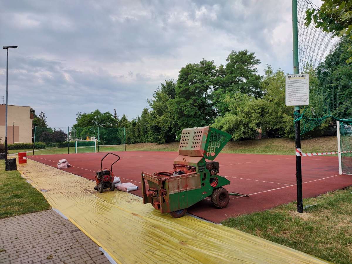 Prawie pół miliona złotych kosztować będą pracę związane z modernizacją nawierzchni tartanowych na siedmiu boiskach osiedlowych. Dotyczą one obiektów przy:
ul. Leśnej – Odrzańskiej
ul. Mariańskiej (2 boiska)
ul. Żołnierzy Września
ul. Łukasińskiego
ul. Hutniczej
ul. Jubileuszowej