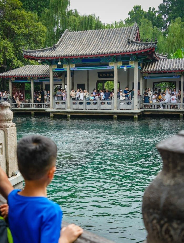 SpringCityJinan's tweet image. Heavy rain showers recently rejuvenated groundwater levels in #Jinan. The water level at Baotu Spring soared by 11 centimeters to 28.38 meters on July 13, attracting a bustling crowd of visitors. #SpringCityJinan