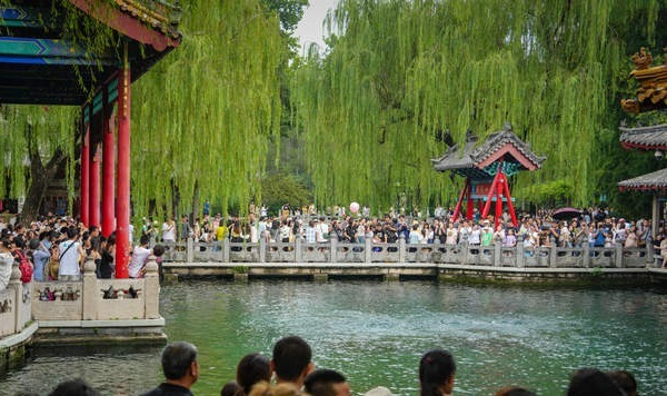 SpringCityJinan's tweet image. Heavy rain showers recently rejuvenated groundwater levels in #Jinan. The water level at Baotu Spring soared by 11 centimeters to 28.38 meters on July 13, attracting a bustling crowd of visitors. #SpringCityJinan