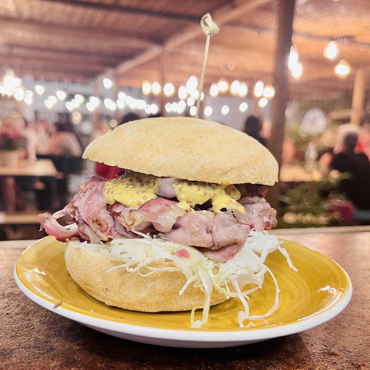 abbiamo bisogno di leggerezza … meglio se posto un panino. #felicità