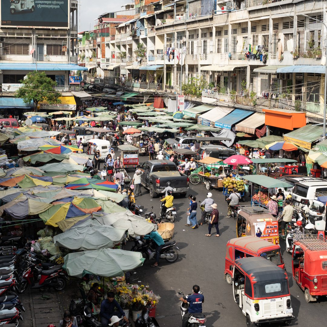 Streetnet1's tweet photo. 🏙️What would our cities be without markets? They add color to urban life, provide fresh food, and strengthen communities. Let's protect our markets and the vendors who make them possible! 
📍 Ourussey Market in Phnom Penh, Cambodia by Enric Català #CityMarkets #CommunityStrength https://t.co/fDCnxVLbqQ
