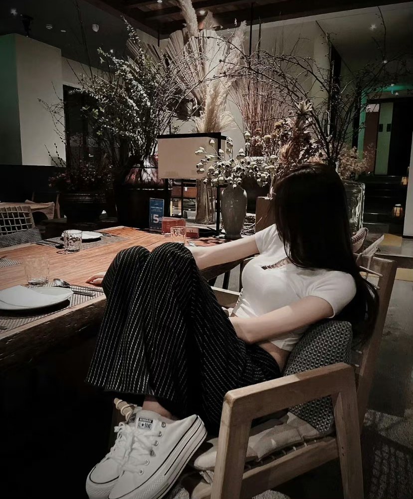 谈钱很俗，但我们的不快乐，都跟钱有关，物质生活决定精神追求，没什么好反驳。