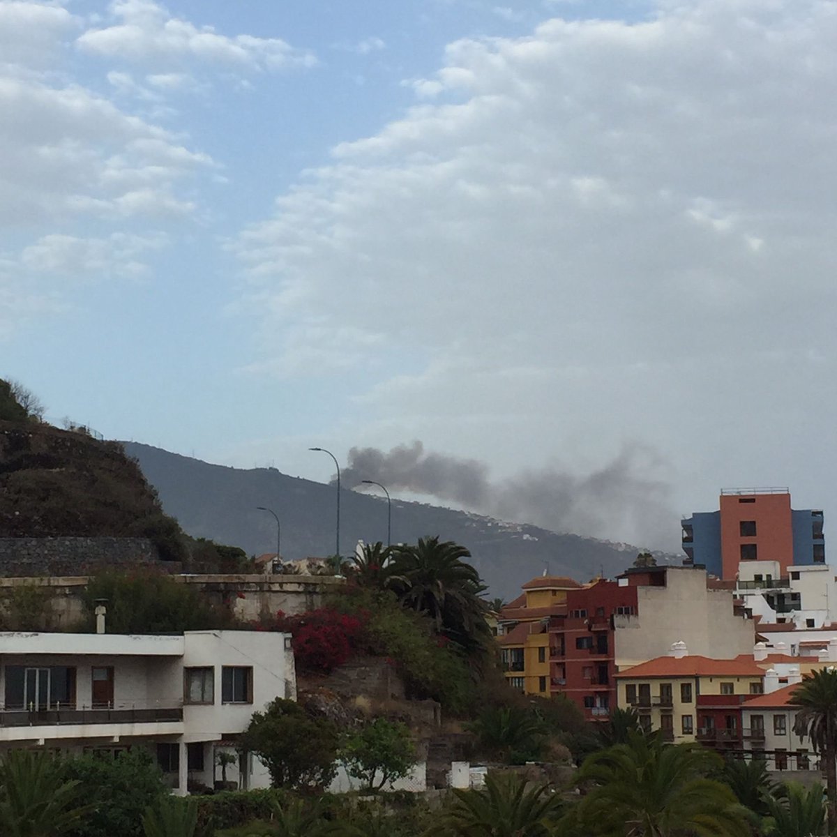 zename30's tweet photo. @112canarias , hay un incendio por la zona de los Realejos? Foto desde el Puerto. Cada vez se ve más grande la columna de humo 🥺 https://t.co/N5OkasBVE6