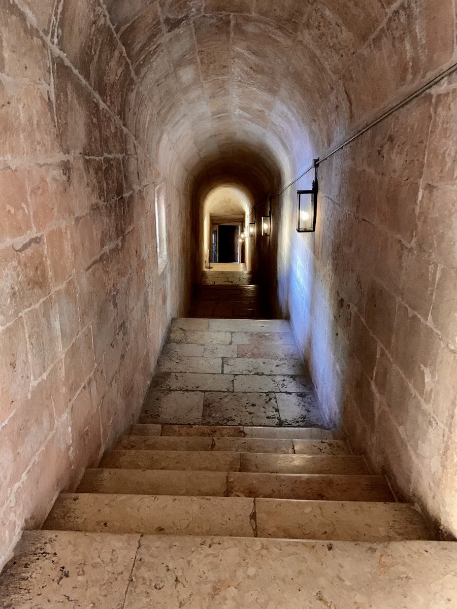 brm90's tweet photo. Which way do you go? #JeronimosMonastery #Lisboa #Lisbon @InsightVacation #insightmemories #travel https://t.co/ERRbgKDdu0