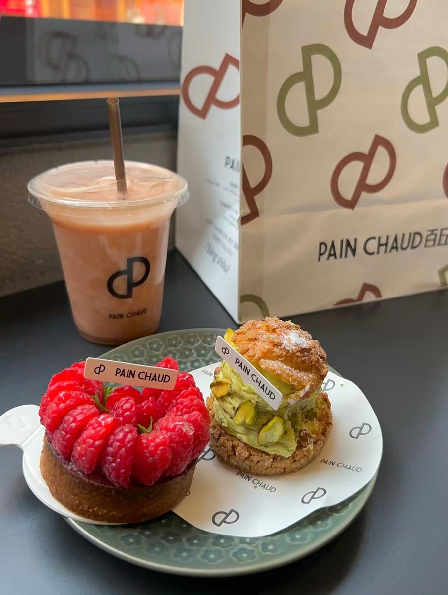 人真的很容易不知不觉忽略掉生活里的许多幸福时刻！早上醒来看到太阳是幸福！吃到好吃的是幸福！有张睡得很舒服的床是幸福！回家有爸爸妈妈陪着是幸福！买到适合自己的衣服是幸福！没有战争！没有贫困！没有灾难！健健康康的活着是幸福！要多多记录自己的已拥有的幸福！