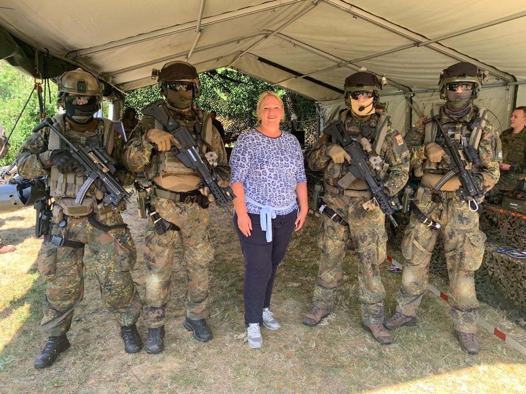 Wieder viele positive Eindrücke mitgenommen vom Tag der Infanterie in Hammelburg. Beeindruckende Fähigkeiten und sehr gute Gespräche. Danke an BG Matz und die Infanterieschule ⚔️🥷💚
<a href="/Deutsches_Heer/">Heer</a> <a href="/KSK_RBLX/">Kommando Spezialkräfte</a> <a href="/KommandoKsk/">KSK_Kommando_Spezialkräfte</a>