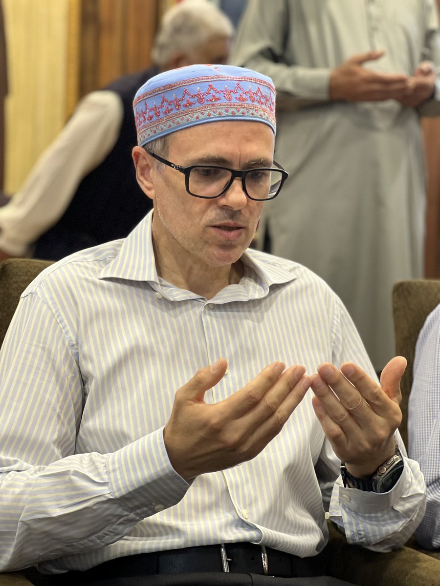 aquibmir71's tweet photo. Bloody hands of @OmarAbdullah .

The Man Who is responsible for the killing of 42 thousand people including Kashmiri pandits in jammu and Kashmir . 

Retweet it . https://t.co/oEZthBPCC7