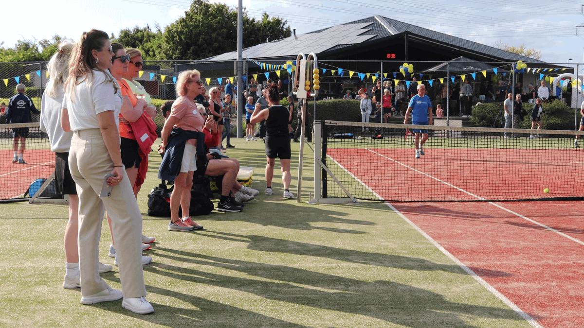 HK13TV's tweet photo. 🥳 Feestdag tennisvereniging Frankrijk 2 juni 2023 🥳
HK13TV was uitgenodigd bij de feestdag van #tvfrankrijk #harderwijk op 2 juni 2023. Er waren spellen voor kinderen, eten en een tennisclinic van tennistoppers @JaccoEltingh en 
@Paulhaarhuis. Bekijk het verslag op HK13TV! https://t.co/Tf5LzeAHna