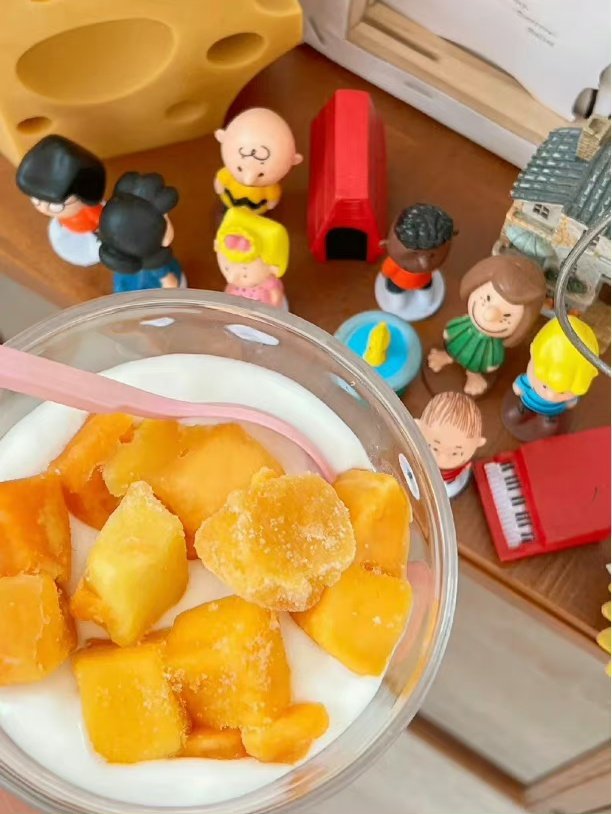 本来是准备淋雨的，但是遇到你给我打伞，到前面分叉口你又突然跟我说我们不同路了，我依旧还是一个人淋着雨走，就像傅首尔说“没什么是本来就应该属于你的，所以，失去时稍微难过一下就好，遗憾是常态。真正喜欢你的人永远不会离开你，想念你的人会更主动。