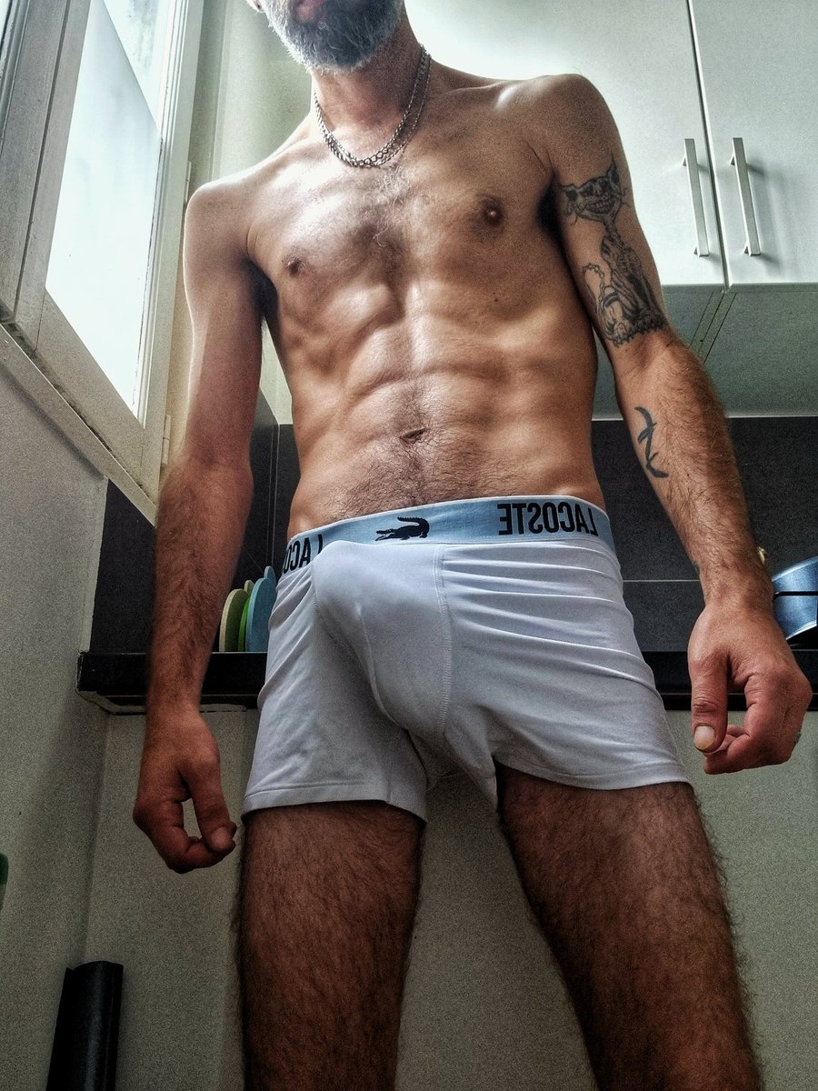 astiqueur3's tweet photo. Bulge du jour 
#sturbe #bulge #branle #batorpride  #bigdick @BulgeEpic 
@Secteurx_Paris @branlechroniqu3 https://t.co/0xxuCjdbpd