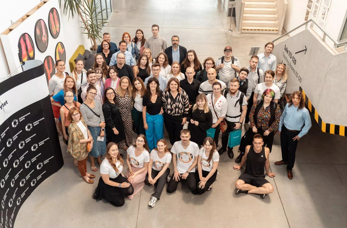 SWPSUniversity's tweet photo. Rękawica Handy Hug, aplikacja WHERELY i Waste share to trzy projekty nagrodzone w programie „CHANGE IT” na pomysły rozwiązań istotnych problemów społecznych. Gratulujemy!

Więcej informacji: https://t.co/t1LbtNXQjp

Fot. Michał Bocian https://t.co/MkwV4OccHy