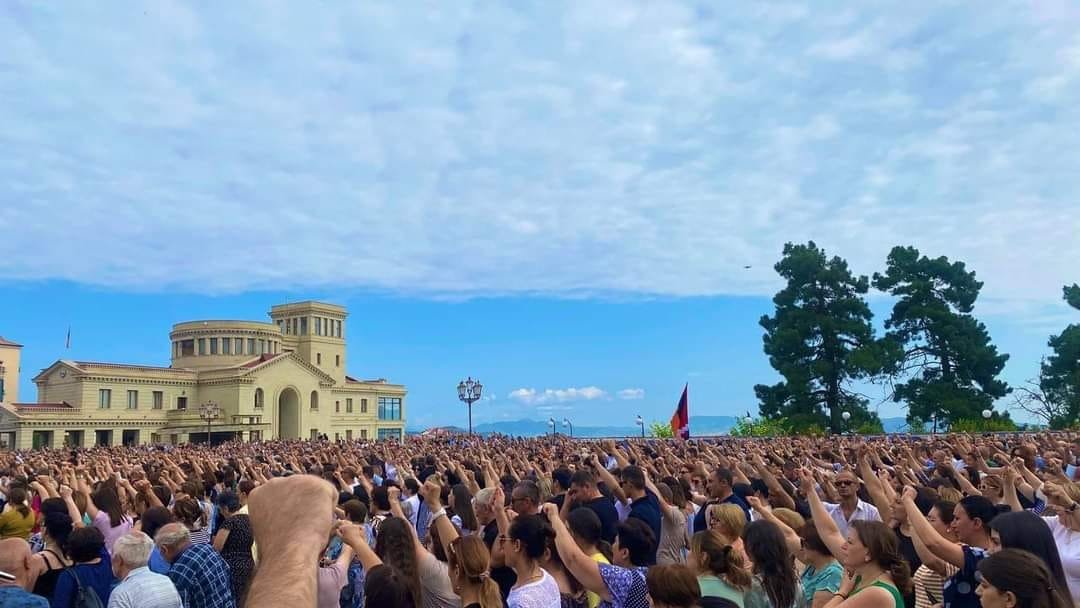 Ppl in #NagornoKarabakh came together to demonstrate their unity and resilience. They stand against the politics of ethnic cleansing by Azerbaijan's Aliyev genocidal regime.
#blokade, Day 215